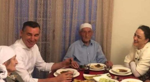 Dy muaj më parë u kthye nga Haga për ta vizituar, Kadri Veseli humb të atin