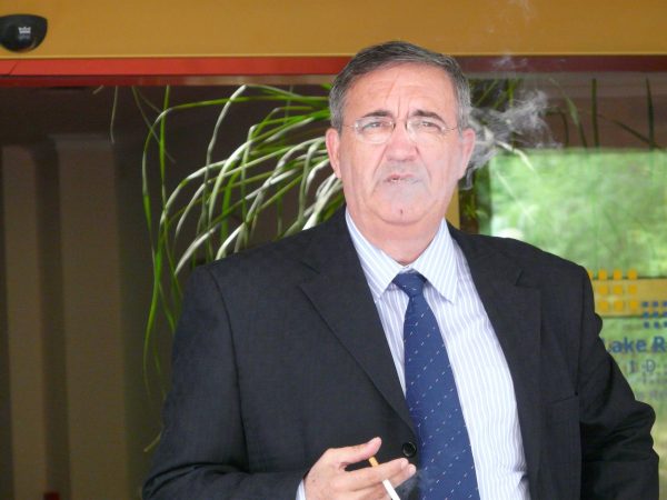 Ekstradohet nga Spanja 64-vjeçari, i mori 13 mijë € qytetarit dhe e la në Indonezi