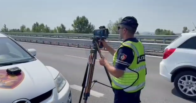 Policia aksion në rrugët e Shqipërisë, 14 të arrestuar, 44 patenta të pezulluar dhe vendos mbi 2200 gjoba