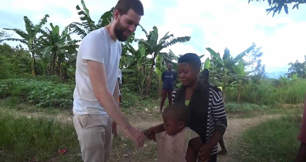 Vajza afrikane trembet kur sheh një djalë të bardhë për herë të parë, kujton se është fantazëm (VIDEO)