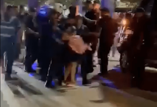 Protesta e bizneseve me Himnin Kombëtar, policia arreston me forcë një grua (VIDEO)