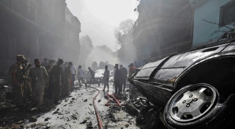 Autobusi përplaset me kamionin, humbin jetën 28 persona në Pakistan