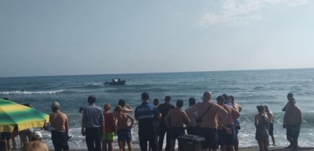 Rrezikoi të mbytej në det, pushuesit shpëtojnë 70-vjeçaren