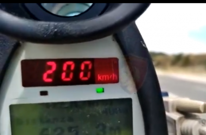 Me 200 km/h, arrestohen 10 shoferë, pezullohen 45 patenta, gjobiten mbi 2300 të tjerë