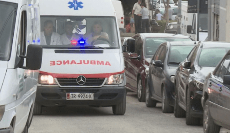 Hyri në det për t’u larë, 14-vjeçarja rrezikon që të mbytet, dërgohet me urgjencë në spital