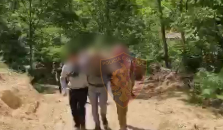 Goditet grupi kriminal, një person në pranga dhe dy në kërkim