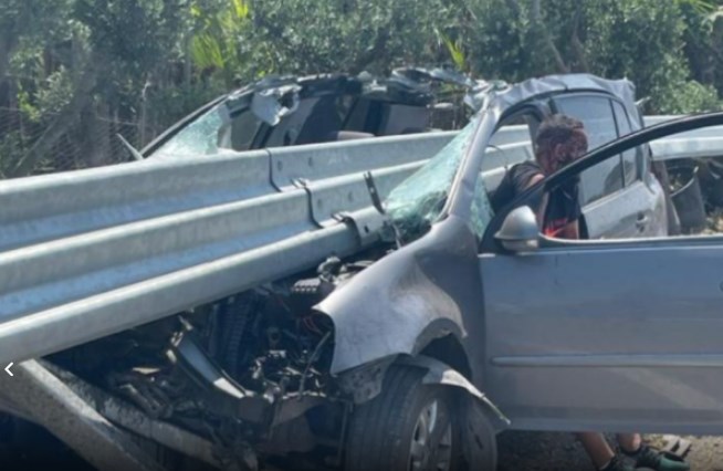 Aksident i frikshëm, makina ndahet më dysh nga bordura metalike e rrugës (FOTO)