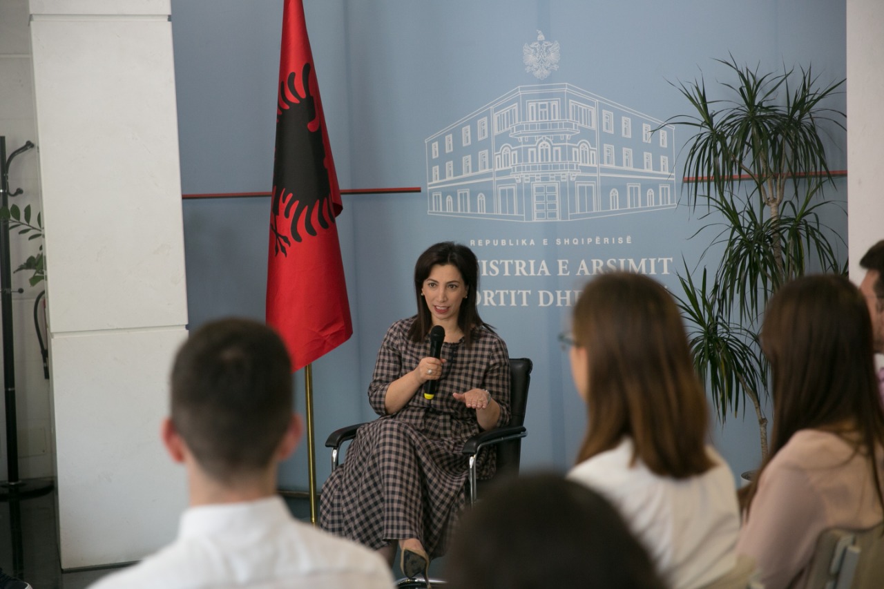 Pas përfundimit të Maturës Shtetërore, ministrja Kushi pret në MASR maturantët ekselentë