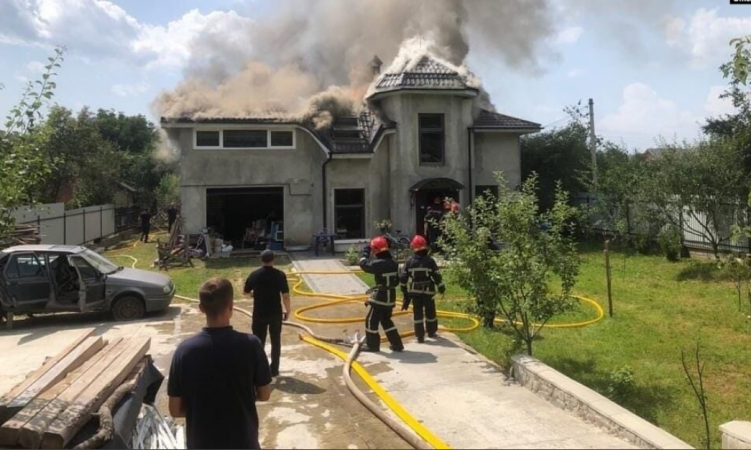 Avioni rrëzohet në një shtëpi, katër persona humbin jetën