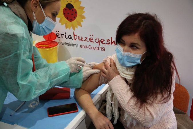 Vaksinimi i personave mbi 18-vjeç, Manastirliu: Paraqituni me kartë identiteti në qendrat shëndetësore