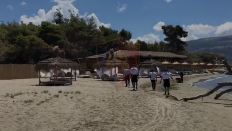 Kishte zënë pa leje hapësirën publike në plazh, procedohet 44-vjeçari