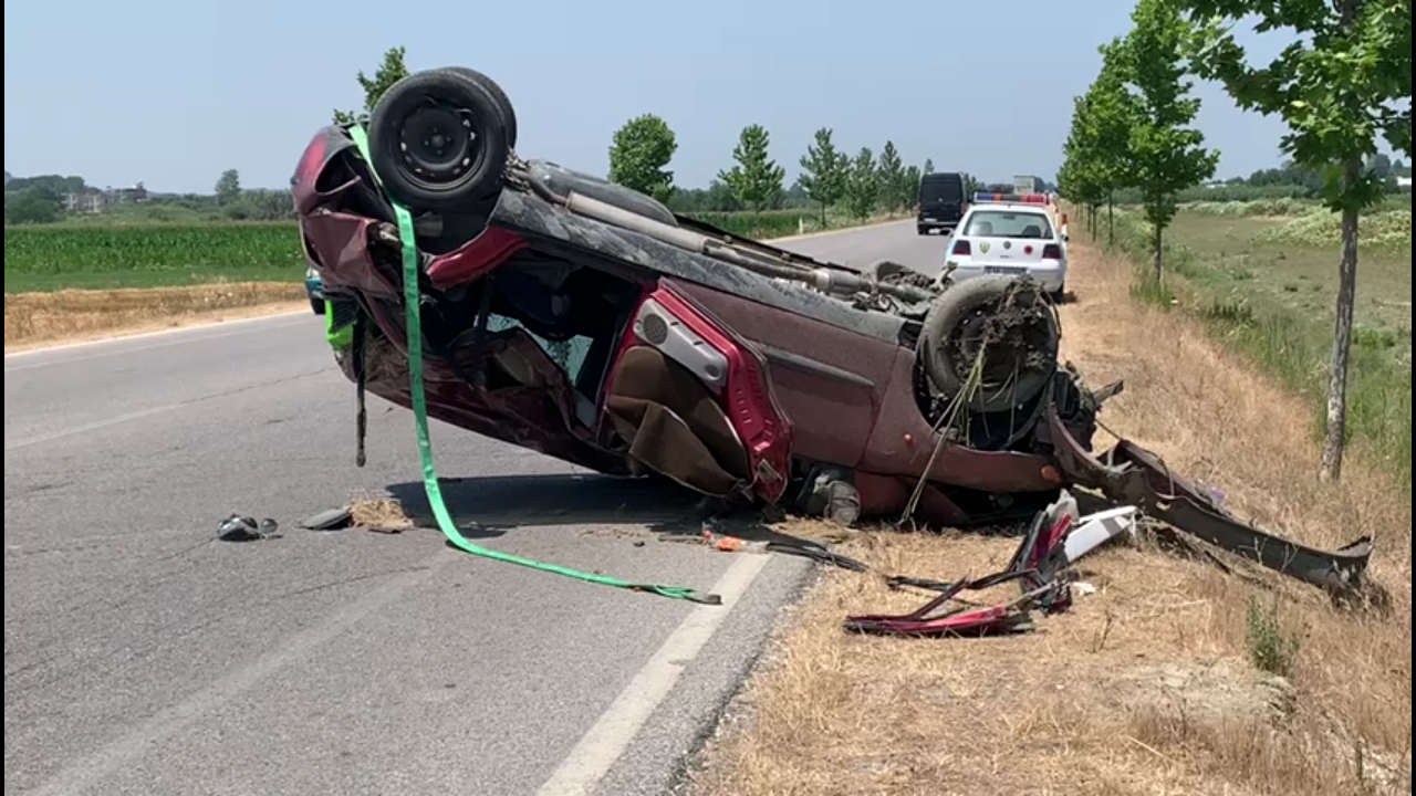 Makina përmbyset në rrugë për shkak të shpejtësisë