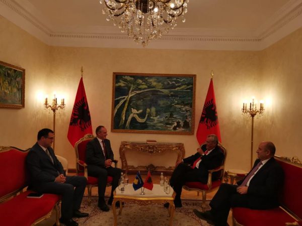 Ruçi takon ambasadorin e Kosovës: Shqipëria krah jush, i nevojshëm unifikimi i qëndrimeve politike e kombëtare