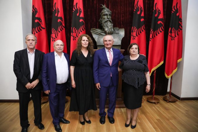 Meta dekoron dy heronj të Luftës Çlirimtare të Kosovës: Kishin një qëllim të përbashkët, pavarësinë dhe lartësimin e kombit tonë