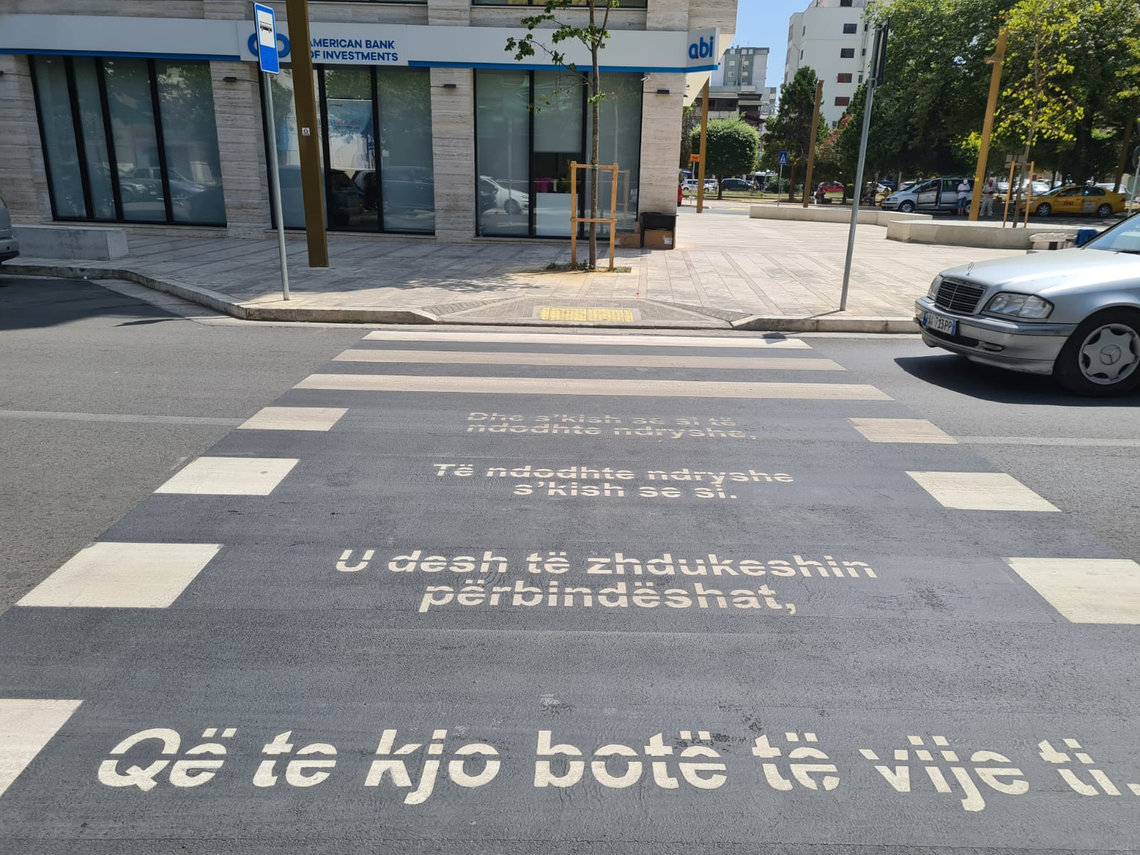 Vargjet e poezisë së Kadaresë shkruhen në rrugën &#8220;Dëshmorët&#8221; në Durrës (FOTO)