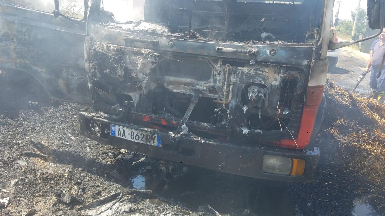 Vatrat e zjarrit në Durrës/ Flakët nuk kursejnë as kamionin me bar
