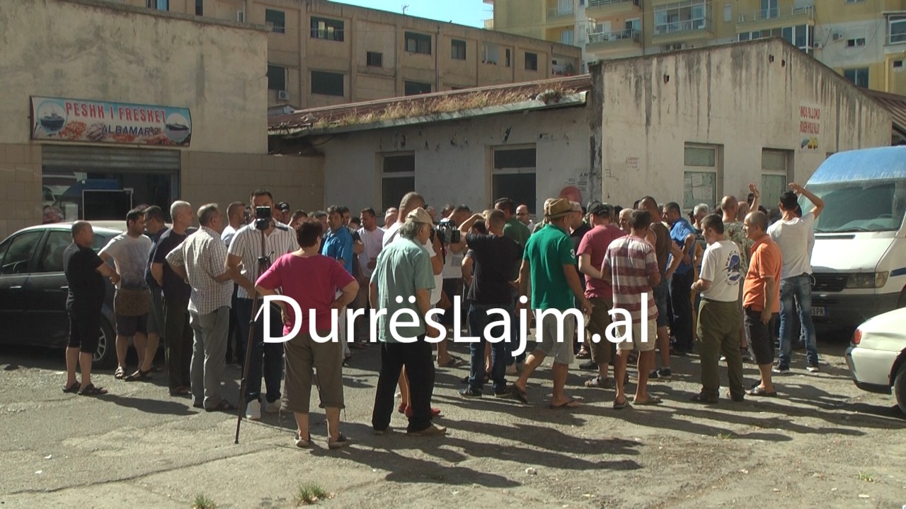 Tregtarët e fruta-perimeve në Durrës protestojnë kundër transferimit të tregut: I papërshtatshëm, të shtyhet për në shtator