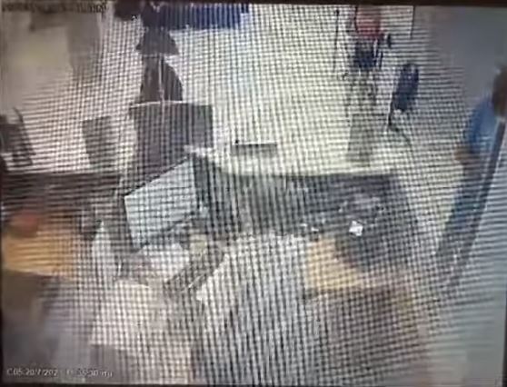 Ishte arratisur nga burgu/ Mediat greke publikojnë pamjet e shqiptarit duke grabitur bankën