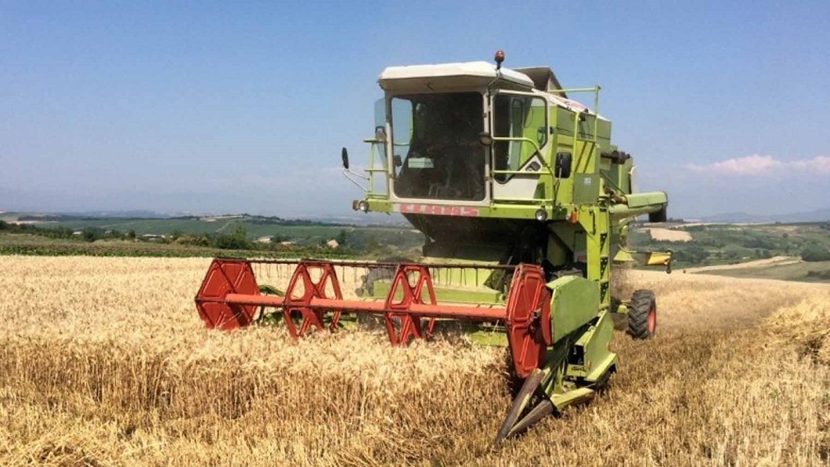 41-vjeçari bie nga autokombajna, dërgohet me urgjencë në spital