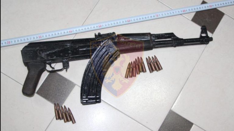 Automatik, municion luftarak dhe drogë në makinë, arrestohet 27-vjeçari (EMRI)