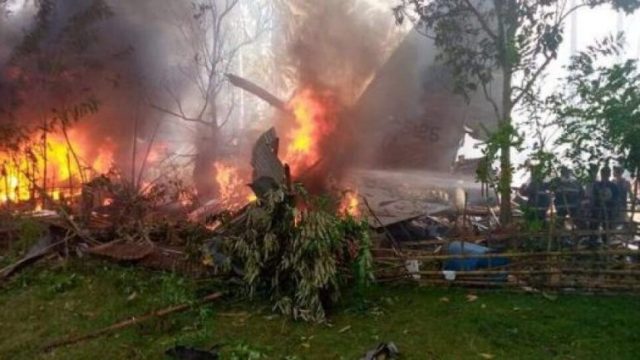 Rrëzohet dhe shpërthen në flakë avioni ushtarak