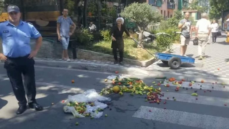 Policët bashkiakë largojnë shitësen nga trotuari, e moshuara: Çfarë shteti je ti (VIDEO)