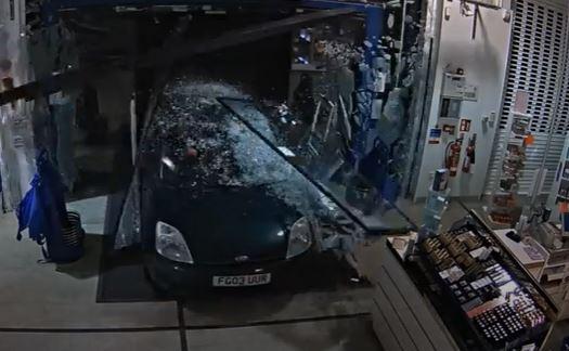 Çifti hyn me makinë në dyqanin e parfumeve dhe e grabit (VIDEO)