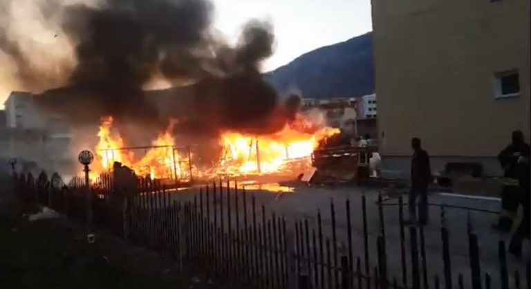 Përfshihet nga flakët magazina, policia dhe zjarrfikëset në vendngjarje