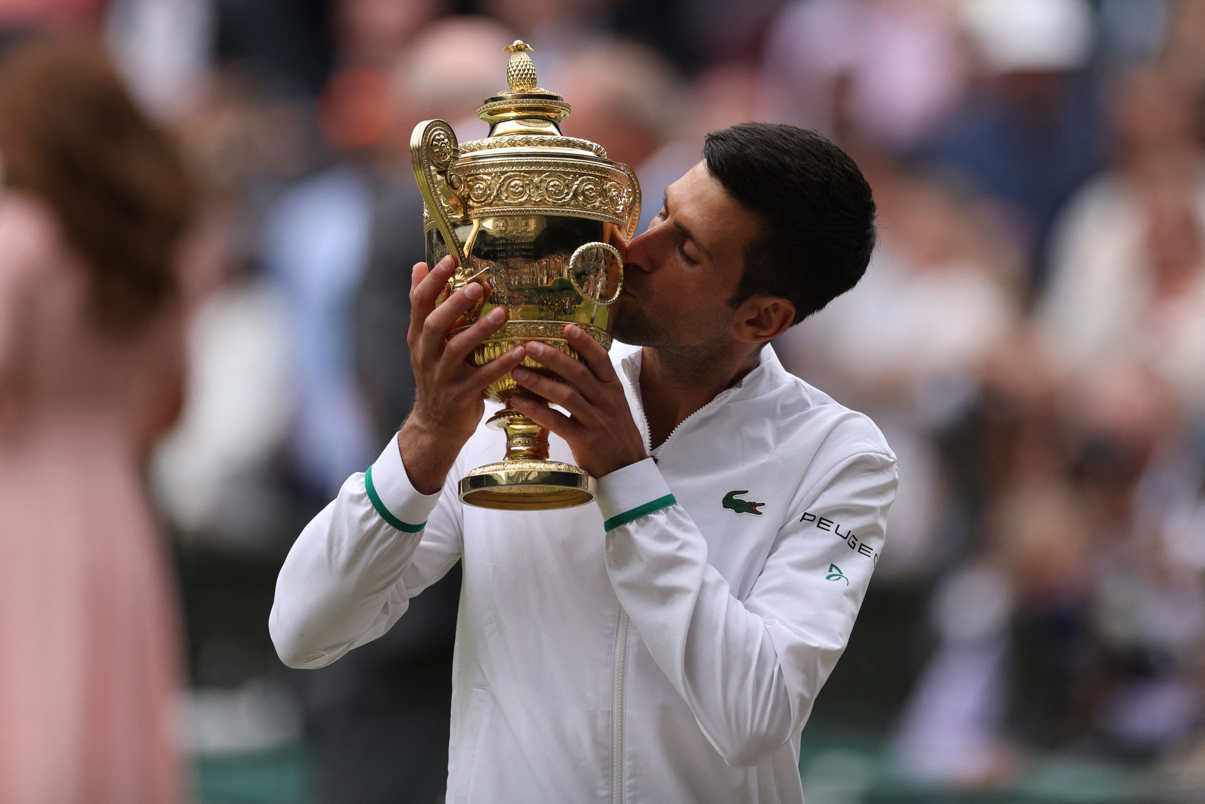 Djokovic “kap” Nadal dhe Federer, fiton për herë të 6-të në Wimbledon!