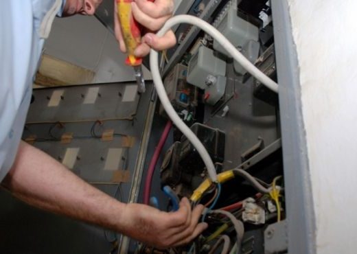 EMRI/ Bie në kontakt me rrymën elektrike gjatë punës, vdes 34-vjeçari