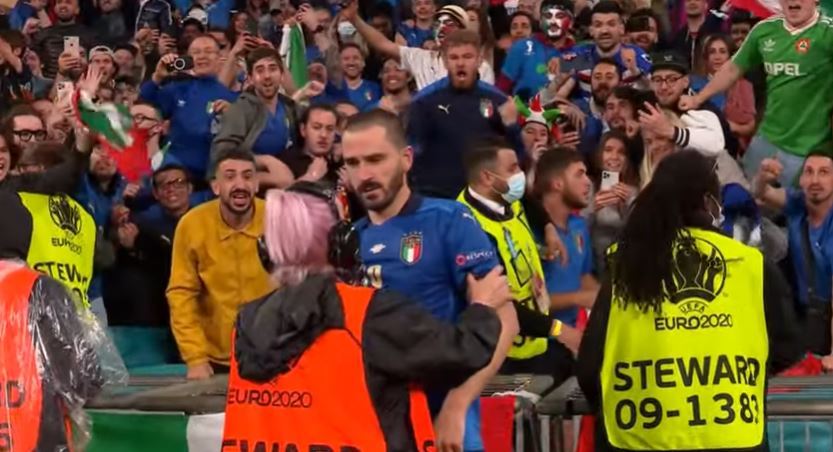 Epike: E ngatërron me tifoz, stjuartja ndalon Bonuccin dhe bëhet “hit” (VIDEO)