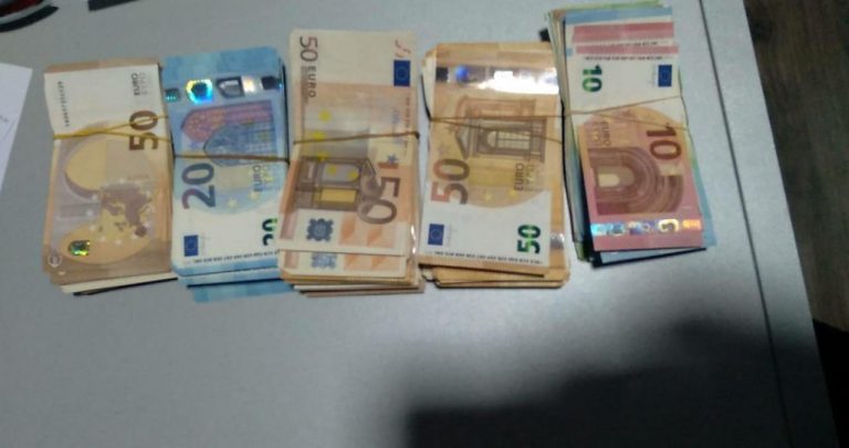 Po dilte nga Shqipëria me 20 mijë euro të padeklaruara, policia nis hetimet për 58-vjeçaren (EMRI)