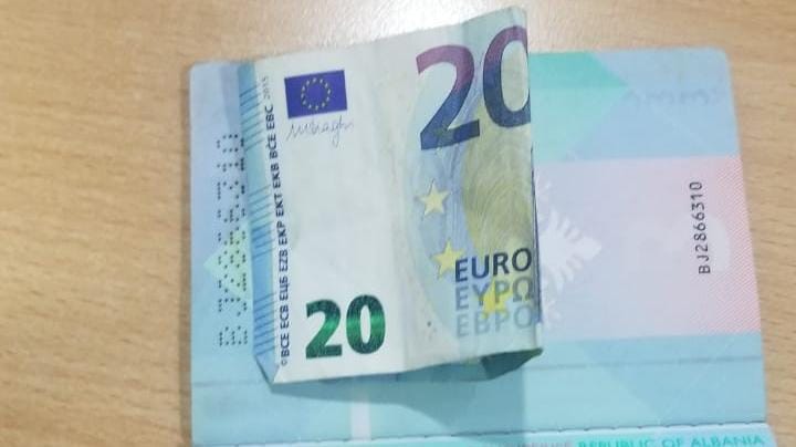 Tentoi të korruptonte me 20 euro zyrtarët në pikën kufitare, arrestohet i riu