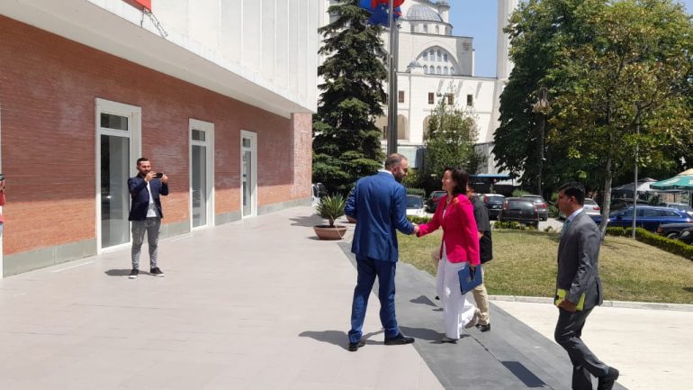 Ambasadorja Kim takohet me Bashën, mbërrin në selinë blu
