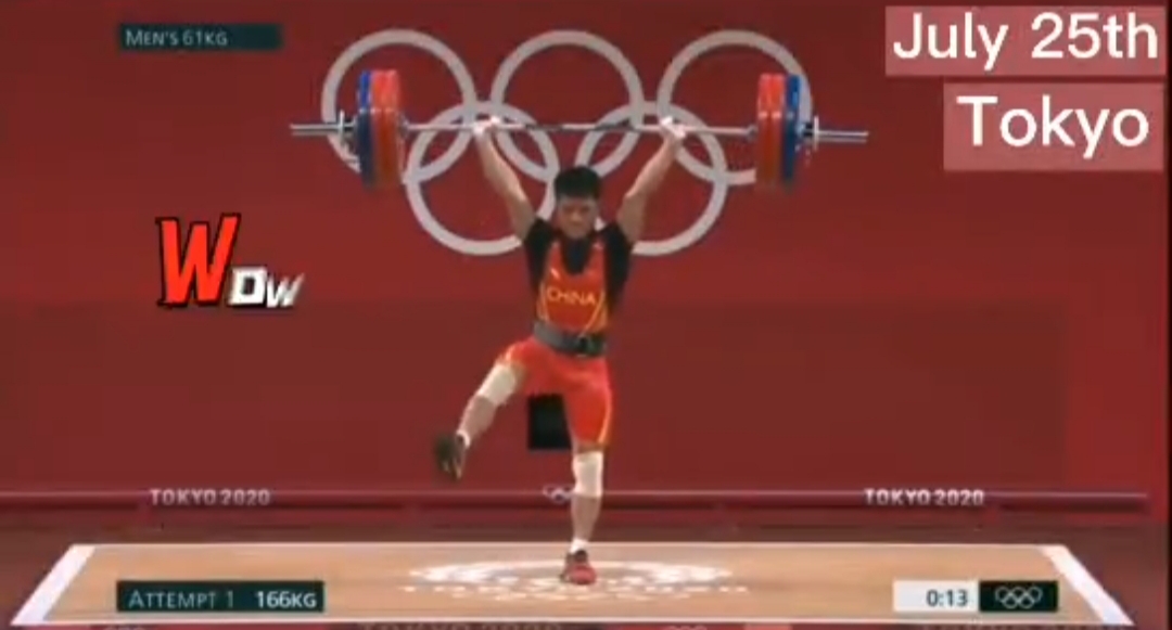 Fitoi dy medalje ari në peshëngritje, kinezi ngriti 313 kg me një këmbë!