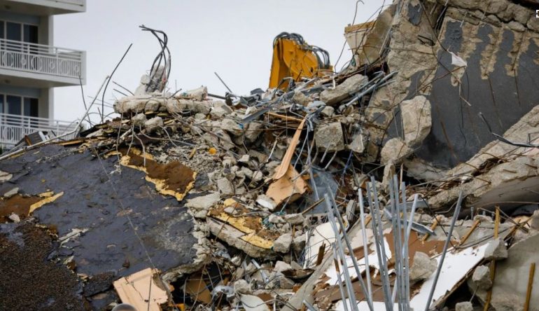 Shuhen shpresat për të mbijetuar nën rrënojat e godinës së shembur në Florida