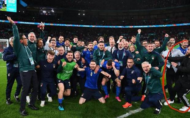 Futet në mes turmës së lojtarëve, Verrati i drejtohet tifozit: Po ti, kush tr*pin je?