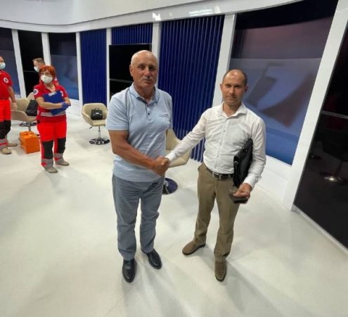 Pas akuzave, ish-zv.Ministri i Brendshëm rrihet me anëtarin e partisë live në emision (VIDEO)