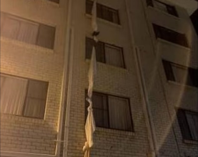 39-vjeçari i shpëton karantinës duke u arratisur nga hoteli me çarçafë