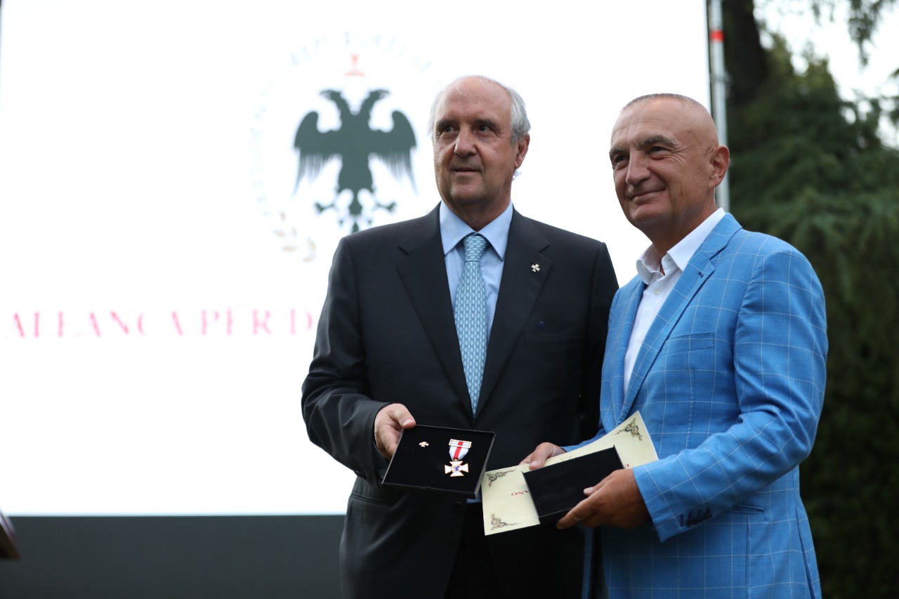 “Ndër të vetmit politikanë që mbroni kauzën e dhurimit të gjakut”, Meta vlerësohet me “Urdhrin për Merita Ndërkombëtare”