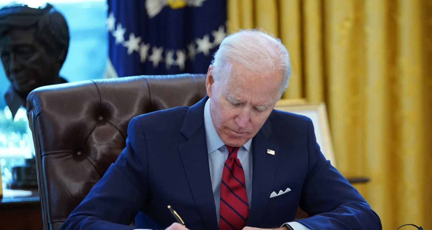 Biden nënshkruan urdhrin që shënjestron kompanitë e mëdha teknologjike
