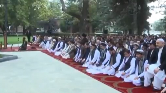 Momenti i sulmit me raketa gjatë faljes së Kurban Bajramit, besimtarët nuk ndërpresin namazin (VIDEO)