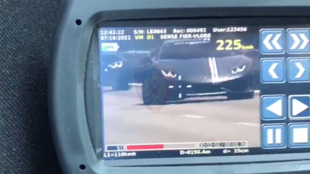 Lamborghini dhe BMW bëjnë gara me 225 km/h në autostradë, bllokohen nga policia