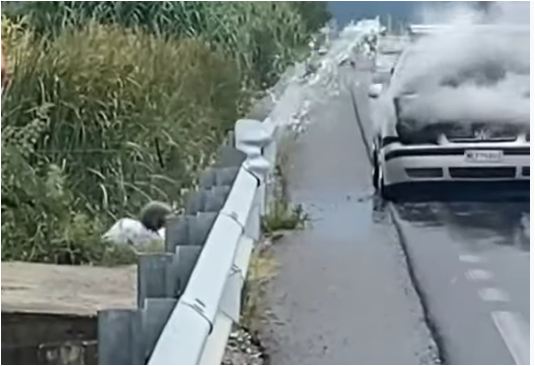 Makina merr flakë ne ecje, nuk raportohet për të lënduar