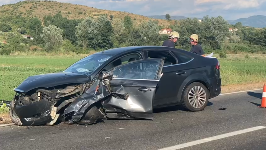 Aksident i katërfishtë, përfundojnë në spital 4 persona (FOTO)