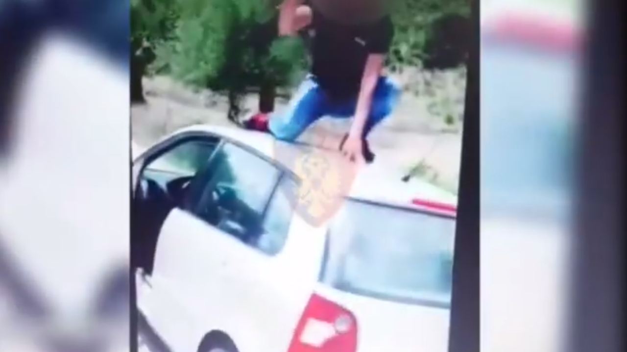 Publikoi videon duke kryer manovra të rrezikshme me makinë, policia e gjen, i bllokon mjetin dhe i vendos gjobë (VIDEO)