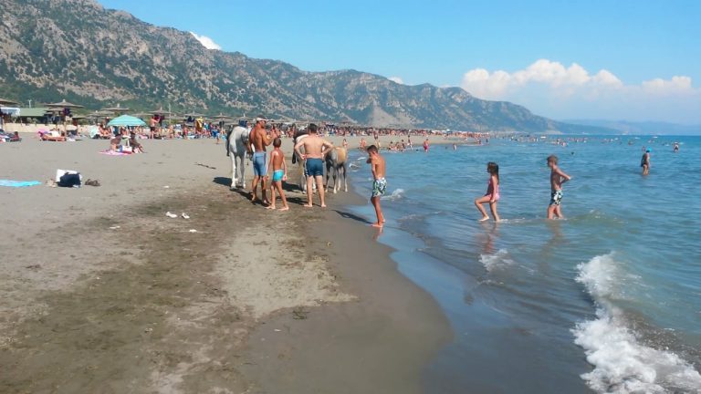 Pësoi infarkt në mes të ujit, mbytet i moshuari (EMRI)