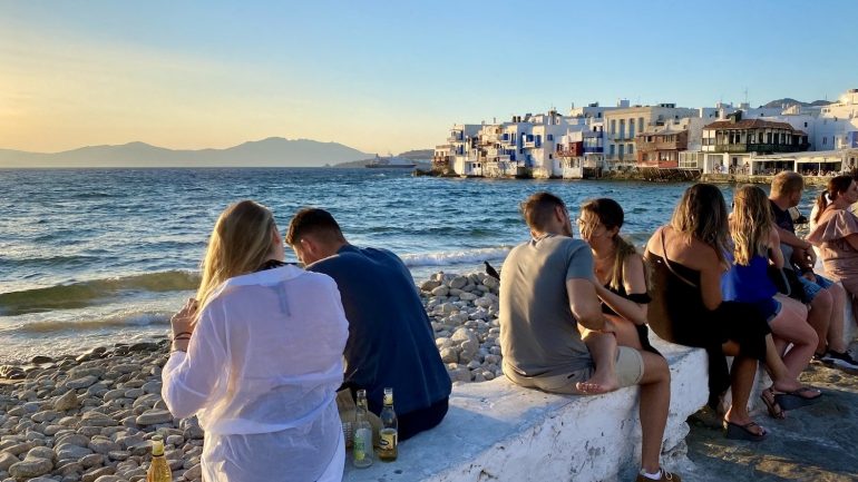 Frika nga varianti Delta, Greqia vendos orën policore në Mykonos