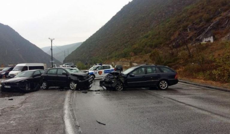 Tre makina përfshihen në aksident, plagosen dy pasagjerë