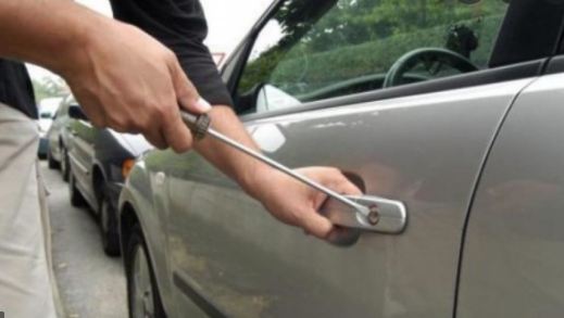 I vodhi makinën një shtetasi, arrestohet 25-vjeçari